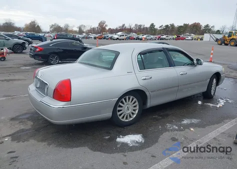 2003 Lincoln Town Car Executive z USA, uszkodzony, nr VIN 1LNHM81W53Y696994